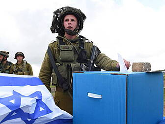 Police clash with Palestinians...
